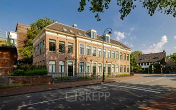 Gevel van het kantoorpand aan Kennemerplein 20, Haarlem Centraal Station, met klassieke bakstenen architectuur en een rustige straatomgeving.