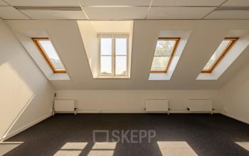 Ruimte met dakramen in een kantoorpand aan Kennemerplein 20, Haarlem Centraal Station; ideaal voor kantoorruimte huren met uitzicht op de omgeving.
