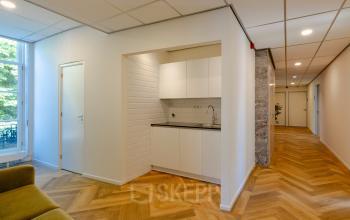 Kantoren te huur op Kennemerplein 20 in Haarlem Centraal Station met moderne gang en pantry.