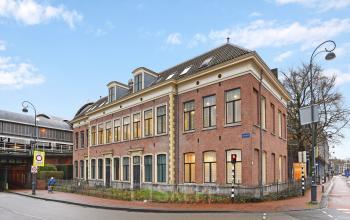 Modern ingericht kantoorpand op Kennemerplein 20, direct bij Haarlem Centraal Station, met heldere kantoorruimtes.