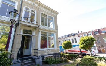 Vooraanzicht van kantoorpand op Prinsen Bolwerk 1, gelegen nabij Haarlem Centraal Station, omgeven door groen en historische architectuur.