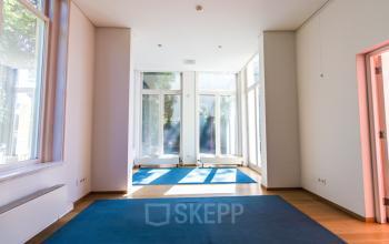 Lichte kantoorruimte te huur op Prinsen Bolwerk 1, Haarlem Centraal Station met grote ramen en houten vloer.