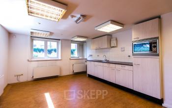 Een ruim, verlicht kantoor aan Prinsen Bolwerk 1 in Haarlem Centraal Station met een kitchenette en voldoende ramen voor natuurlijk licht, ideaal voor wie een functionele werkplek wil huren.