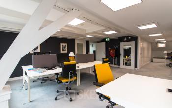 Moderne kantoorruimte in kantoorpand aan Nieuwe Gracht 3, Haarlem Centrum, met whiteboards, bureaus en ergonomische stoelen.