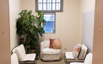 Gezellig ingerichte kantoorruimte huren in een modern kantoorpand op Koepelplein 1E, Haarlem Centrum, met comfortabele zitplaatsen en natuurlijke lichtinval.