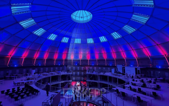 Unieke kantoorruimte huren in het koepelvormige kantoorpand op Koepelplein 1E, Haarlem Centrum, met een open vloerplan en moderne verlichting.