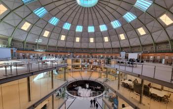 Unieke kantoorruimte in Koepelvormig gebouw in Haarlem Centrum met open werkplekken en glazen wanden. Zakelijke activiteiten zijn gaande op de begane grond. Ideaal voor huren.