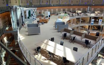 Moderne kantoorruimte huren op Koepelplein 1E in Haarlem Centrum met een open plattegrond en diverse werkplekken, inclusief flexibele deskopstellingen en informele zitgelegenheden.