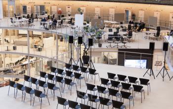 Ruim, open kantoor in Haarlem Centrum met stijlvolle inrichting en moderne werkstations geschikt voor conferenties. Perfecte locatie voor het huren van flexibele en inspirerende kantoorruimte.