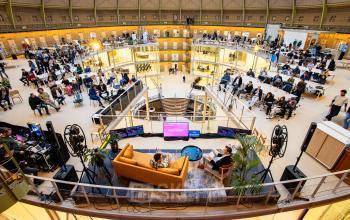 Grote kantooromgeving in Koepelplein 1E, Haarlem Centrum, met diverse mensen actief bezig met zakelijke bijeenkomsten en gesprekken over meerdere verdiepingen. Veelzijdige kantoorruimte huren met unieke indeling en open zichtlijnen.