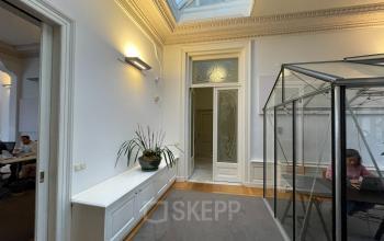 Kantoorruimte huren aan de Nieuwe Gracht 74-76, Haarlem Centrum met glazen scheidingswand en natuurlijk licht door dakramen.