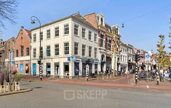 Exterieur van het kantoorpand op Grote Houtstraat 176-180 in Haarlem Centrum, Haarlem, beschikbaar voor kantoorruimte huren.