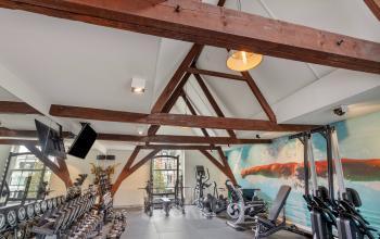 Moderne, goed uitgeruste fitnessruimte in het kantoorpand gelegen aan Grote Houtstraat 176-180 in Haarlem Centrum.