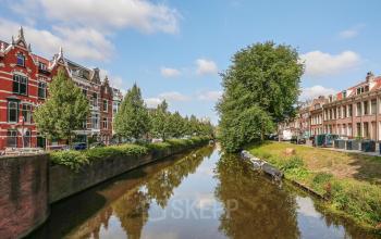Kantoorruimte huren aan de Grote Houtstraat 176-180 in Haarlem Centrum, met uitzicht op een pittoreske gracht en historische gebouwen.