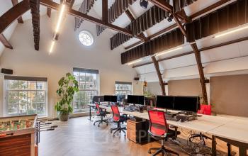 Kantoorruimte huren op Grote Houtstraat 176-180 in Haarlem Centrum, met moderne werkplekken en veel natuurlijk licht.