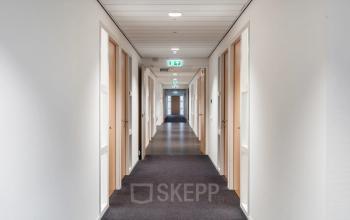 Verlichte gang in een kantoorpand aan de Mollerusweg 84 in Haarlem Waarderpolder, ideaal voor wie kantoorruimte wil huren.