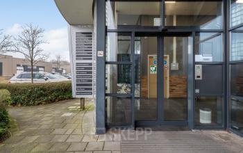 Ingang van kantoorpand op Mollerusweg 84 in Haarlem Waarderpolder, een uitnodigende entree die leidt naar zakelijke mogelijkheden. Ideale locatie voor kantoorruimte huren.