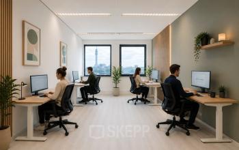 Moderne kantoorruimte te huur op Mollerusweg 84 in Haarlem Waarderpolder, met vier mensen aan bureaus in een lichte, gemeubileerde werkomgeving.