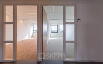 Kantoorruimte huren aan de Mollerusweg 84, Haarlem Waarderpolder. Twee aparte kamers met grote ramen zorgen voor veel lichtinval. Ideaal voor creatief werken in een rustig kantoorpand. Nieuwe huurders welkom!
