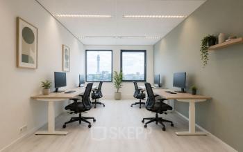Moderne kantoorruimte aan de Mollerusweg 84 in Haarlem Waarderpolder, voorzien van bureaus met stoelen en computers, ideaal voor huur als werkplaats in een open en lichte omgeving.