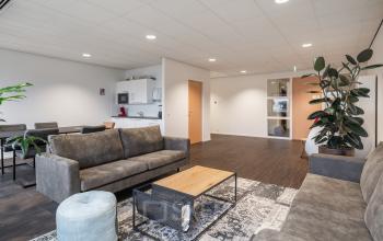 Kantoorruimte aan Mollerusweg 84 in Haarlem Waarderpolder met gemeubileerde lounge en keukenhoek. Ideaal voor kantoorruimte huren in een modern kantoorpand.