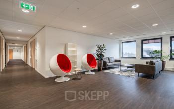 Moderne kantoorruimte aan de Mollerusweg 84 in Haarlem Waarderpolder met comfortabele zitgelegenheid en eigentijdse inrichting, ideaal voor huur en professionele activiteiten.