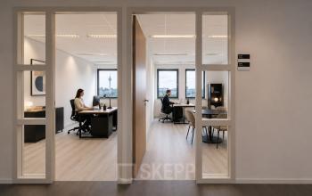 Zakelijke kantoorruimte huren op Mollerusweg 84 in Haarlem Waarderpolder, met moderne werkplekken waar mensen geconcentreerd werken aan bureau's.