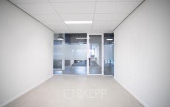 Leeg kantoorpand op Bingerweg 18A - 18R in Haarlem Waarderpolder met glazen scheidingswanden en neutrale vloer. Ruimte geschikt voor kantoorruimte huren.