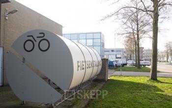 Fietsenstalling bij kantoorpand op Bingerweg 18A-18R in Haarlem Waarderpolder, met moderne architectuur en groene omgeving.
