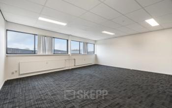 Kantoorruimte te huur in kantoorpand Haarlem Waarderpolder met grote ramen en tapijt, gelegen aan Bingerweg 18A - 18R.