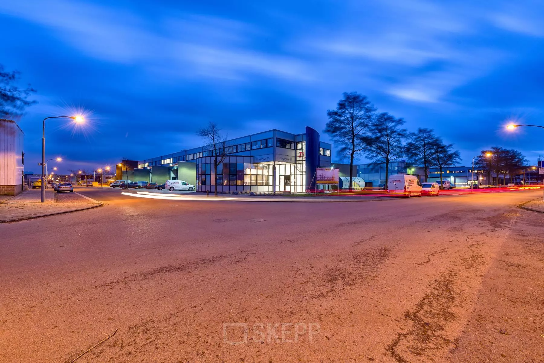 Kantoorpand op Bingerweg 18A - 18R in Haarlem Waarderpolder, moderne strakke gevel met glas en staal, ideaal voor bedrijven die kantoorruimte willen huren.
