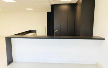 Kantoorpand aan Waarderweg 33 in Haarlem Waarderpolder met moderne pantry, ideaal voor bedrijven die kantoorruimte willen huren. Strakke afwerking en praktische indeling voor een efficiënte werkomgeving.