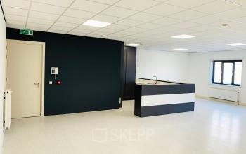 Kantoorpand aan de Waarderweg 33 in Haarlem Waarderpolder, met lichte muren en een centraal geplaatste balie, ideaal voor kantoorruimte huren.