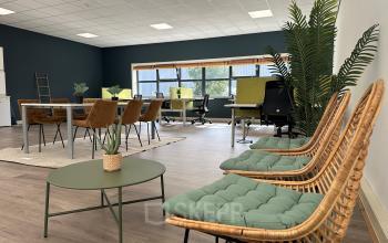 Gezellige kantoorpand op Waarderweg 33 in Haarlem Waarderpolder met een mix van functionele en stijlvolle meubelen, ideaal voor wie kantoorruimte wil huren. Grote ramen zorgen voor veel natuurlijk licht.