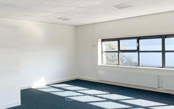 Kantoorruimte in Haarlem Waarderpolder bij Waarderweg 33, met ruimtelijke opzet en grote ramen die natuurlijk licht binnenlaten.