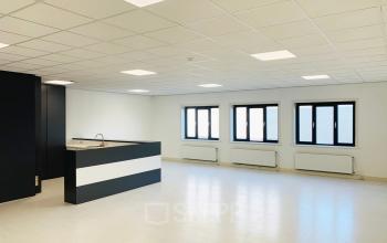 Ruime, lichte kantoorruimte op Waarderweg 33 in Haarlem Waarderpolder met brede ramen en een moderne balie, klaar voor verhuur.