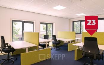 Moderne kantoorruimte huren aan Waarderweg 33 in Haarlem Waarderpolder, voorzien van bureaus, comfortabele stoelen en veel natuurlijk licht door grote ramen.