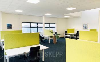 Hedendaags kantoor op Waarderweg 33 in Haarlem Waarderpolder, met open werkplekken en groene scheidingspanelen, ideaal voor kantoorruimte huren.