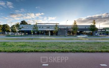 Modern kantoorpand gelegen aan de Waarderweg 52 in Haarlem Waarderpolder. Het gebouw heeft een strakke gevel met grote ramen, ideaal voor kantoorruimte huren. Uitstekende zichtbaarheid vanaf de weg.