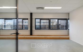 Kantoorruimte op Waarderweg 52 in Haarlem Waarderpolder met grote ramen en betonnen vloer, ideaal voor verhuur.