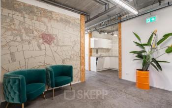 Stijlvolle kantoorruimte huren aan Waarderweg 52 in Haarlem Waarderpolder, met vintage kaart als wanddecoratie en moderne zithoek.