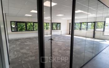 Lichte kantoorruimte huren op Waarderweg 52, Haarlem Waarderpolder, met grote ramen en glazen wanden, ideaal voor een inspirerende werkomgeving.