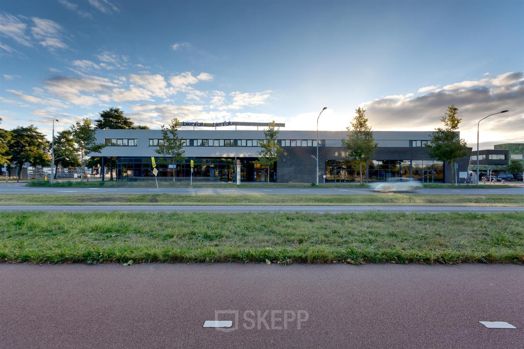 Modern kantoorpand gelegen aan de Waarderweg 52 in Haarlem Waarderpolder. Het gebouw heeft een strakke gevel met grote ramen, ideaal voor kantoorruimte huren. Uitstekende zichtbaarheid vanaf de weg.