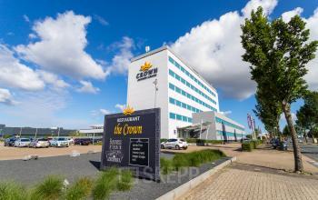 Modern kantoorpand op A. Hofmanweg 5A in Haarlem Waarderpolder met parkeergelegenheid en nabijgelegen restaurant The Crown.