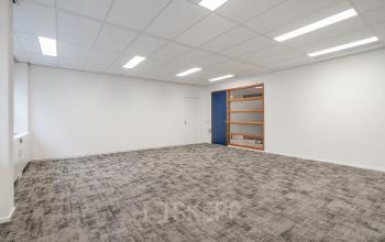 Lege kantoorruimte te huur op A. Hofmanweg 5A in Haarlem Waarderpolder, met tapijtvloer en neutrale wanden. Ideaal kantoorpand voor maatwerk inrichting.