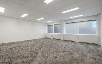 Leegstaande kantoorruimte huren in het kantoorpand aan de A. Hofmanweg 5A in Haarlem Waarderpolder, met ruime ramen en een moderne vloer. Ideaal voor het creëren van een functionele werkplek.