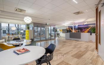 Een moderne, gemeubileerde kantoorlounge op A. Hofmanweg 5A in Haarlem Waarderpolder, perfect voor wie een stijlvolle kantoorruimte wil huren. Verschillende zitplekken en een receptiebalie zorgen voor een functionele indeling.