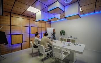 Moderne vergaderruimte in kantoorpand op A. Hofmanweg 5A, Haarlem Waarderpolder, met creatieve verlichting en stijlvolle inrichting. Personen bezig met zakelijke activiteiten. Ideale optie voor kantoorruimte huren.