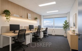 Lichte en moderne kantoorruimte in Haarlem Waarderpolder, ideaal voor kantoorruimte huren met vier bureaus, comfortabele stoelen en een fraai uitzicht. Perfect voor werkplekken in een kantoorpand.