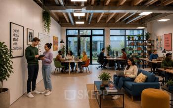 Moderne kantoorruimte op A. Hofmanweg 5A in Haarlem Waarderpolder met diverse personen die samenwerken en netwerken. De ruimte is ruim en licht met moderne meubels en groene planten.
